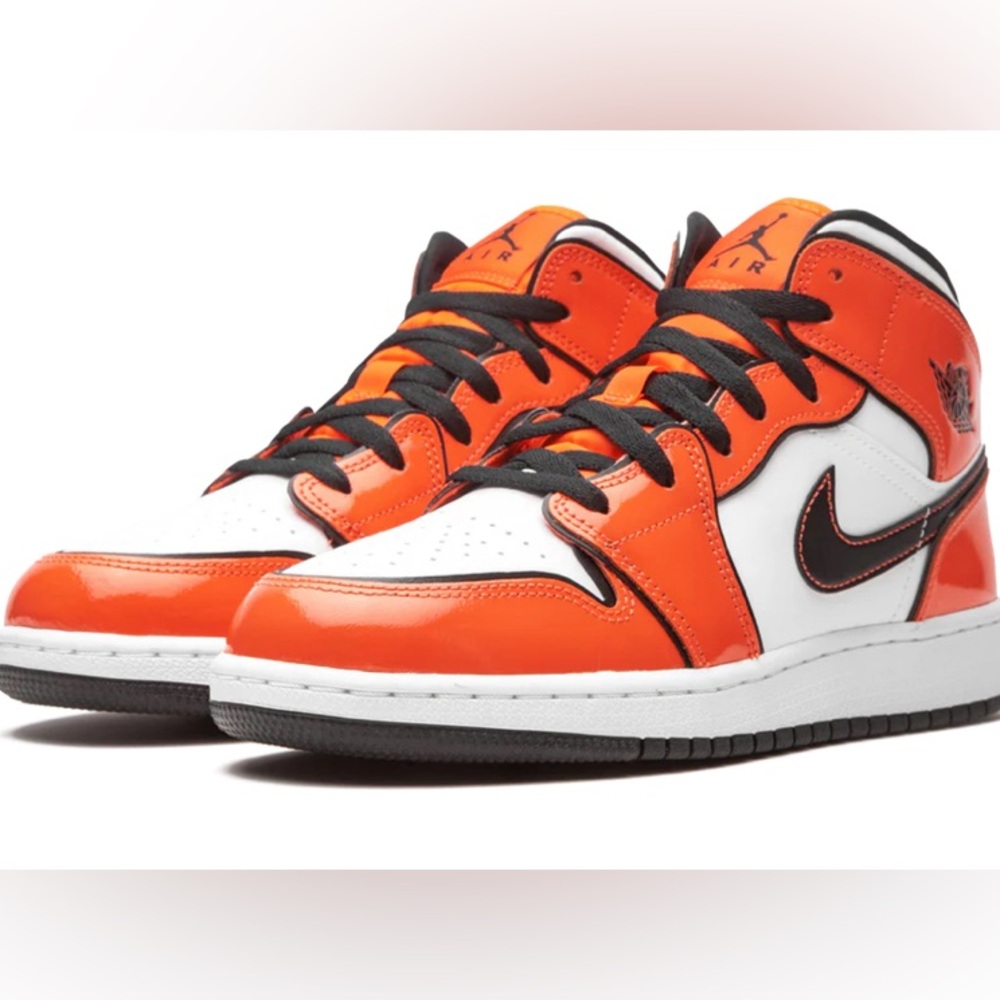 NIKE Air Jordan / MID SH (GS)
BQ6931 802
TURF ORANGE/BLACK-WHITE
NWT Sz 5.5